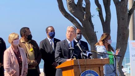 Asm. Muratsuchi speaks at podium