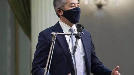 Asm. Muratsuchi speaking on the Assembly floor