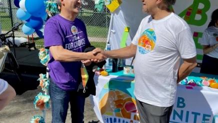 Asm. Muratsuchi shaking hands with fair participant