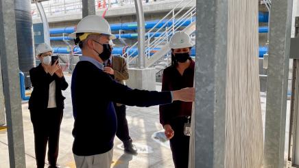 Asm. Muratsuchi grasps vertical fabric