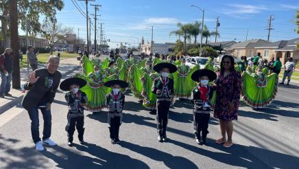 Asm. Muratsuchi with kids participating in parade as mariachis
