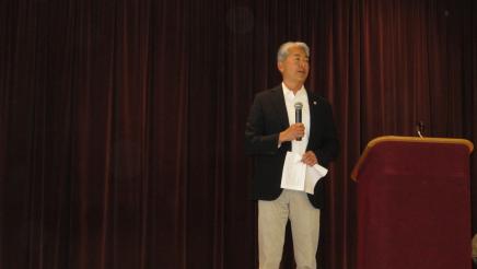 Asm. Muratsuchi on stage, speaking