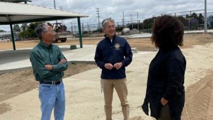 Asm. Muratsuchi speaking with tour guides
