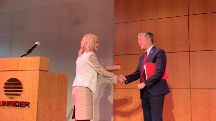 Asm. Muratsuchi greeting chamber member