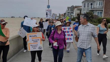 Asm. Muratsuchi marching alongside participants