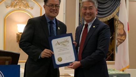 Asm. Muratsuchi presenting award to fellow official