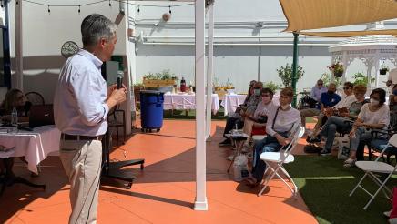 Assemblymember Muratsuchi speaks in front of a crowd. 