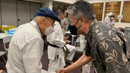 Assemblymember Muratsuchi shakes a senior citizen's hand. 