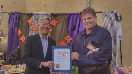 Asm. Muratsuchi presenting Veteran George Casillas with an award