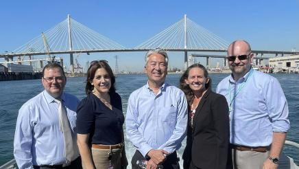 Group photo of Asm. Muratsuchi with tour participants in boat