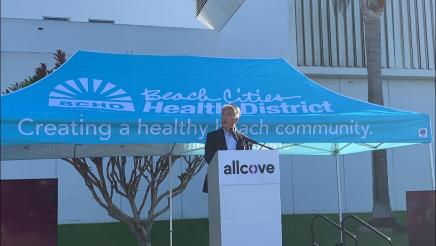 Asm. Muratsuchi at podium, speaking