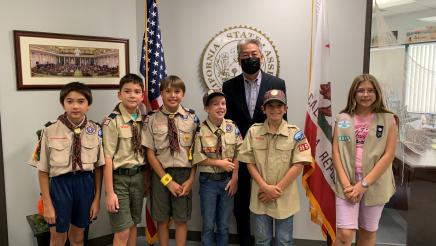 Group photo of Asm. Muratsuchi with scouts