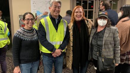 Asm. Muratsuchi posing with three other volunteers