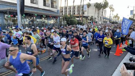 Runners beginning the race