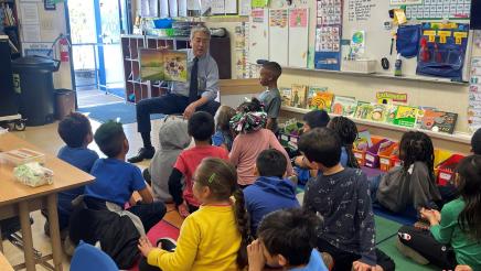 Asm. Muratsuchi reading book to school children