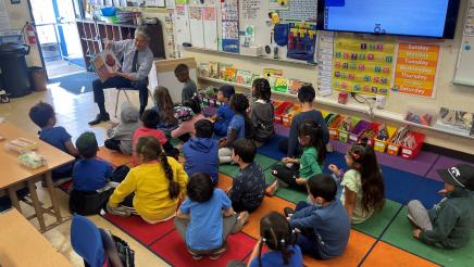 Asm. Muratsuchi reading book to school children