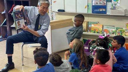 Asm. Muratsuchi reading book to school children
