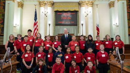 Asm. Muratsuchi with students on the Assembly Floor