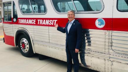 Asm. Muratsuchi showcasing Torrance Transit bus