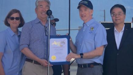 Asm. Muratsuchi presenting Mayor Barry Waite with certificate, with Rep. Ted Lieu at right