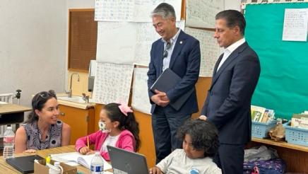 Asm. Muratsuchi and Sup. Carvalho look on while 