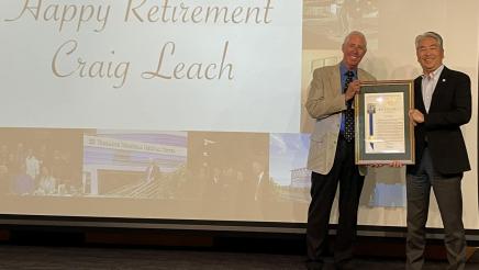Asm. Muratsuchi presenting Craig Leach with an award
