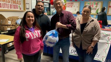 Asm. Muratsuchi distributing turkey to family