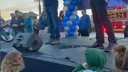 Asm. Muratsuchi (speaking) and Rabbi Mintz onstage