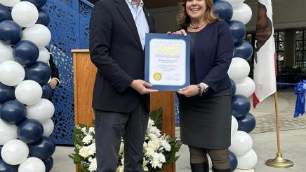 Asm. Muratsuchi presenting award to school district staffer