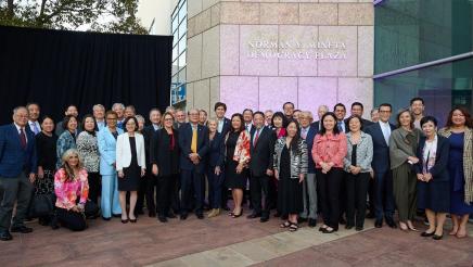 Group photo of Asm. Muratsuchi with attendees