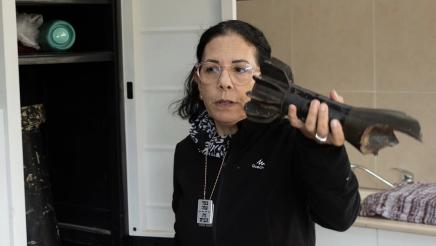 Guide holding up spent munition