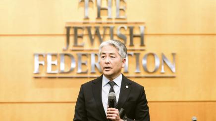 Asm. Muratsuchi at podium, speaking