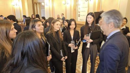 Asm. Muratsuchi speaks to students in a hallway at the State Capitol