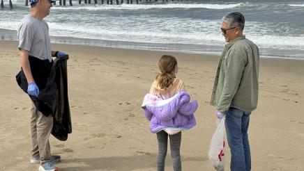 Asm. Muratsuchi speaking with volunteer on beach