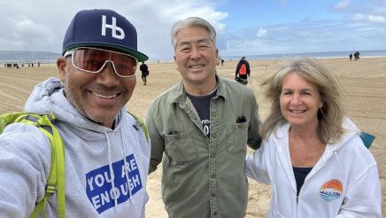 Asm. Muratsuchi with two volunteers on beach