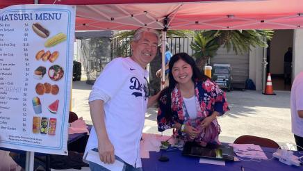 Asm. Muratsuchi with food booth staffer