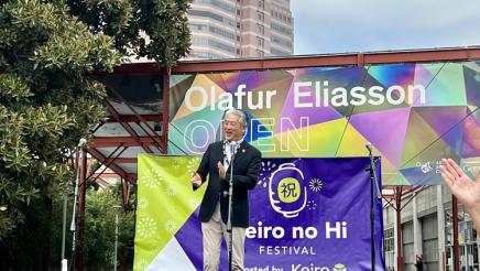 Asm. Muratsuchi at microphone onstage, speaking