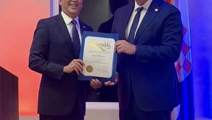 Asm. Muratsuchi handing award to PM Plenković