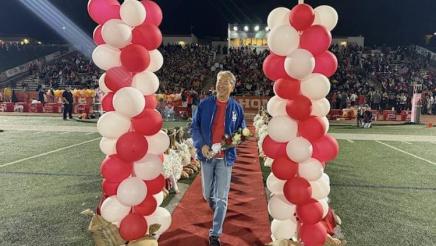 Asm. Muratsuchi walking down red carpet, between two balloon columns