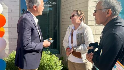 Asm. Muratsuchi speaking with two attendees