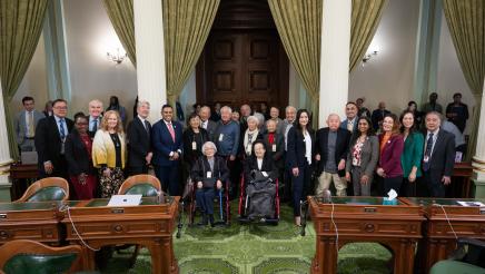 Group photo of Asm. Muratsuchi, US concentration camp survivors and others