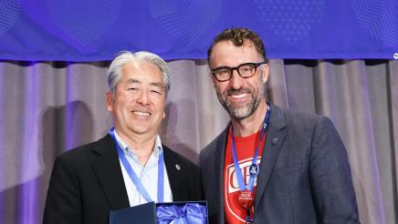 Asm. Muratsuchi receiving award from Pres. Freitas