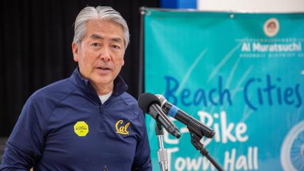 Asm. Muratsuchi speaking into microphone