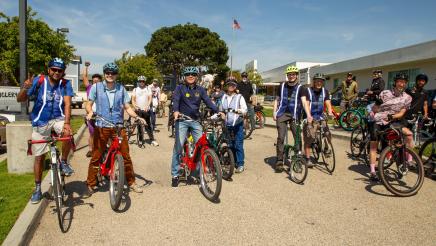 Asm. Muratsuchi and multiple ride participants on bikes