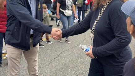 Asm. Muratsuchi shaking hands with attendee