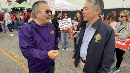 Asm. Muratsuchi speaking with attendee