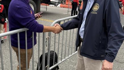 Asm. Muratsuchi shaking hands with attendee