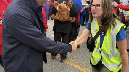 Asm. Muratsuchi shaking hands with attendee