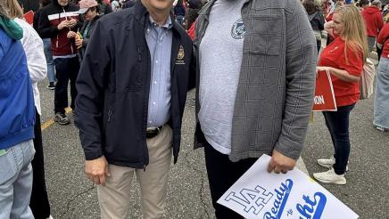 Asm. Muratsuchi with attendee holding sign