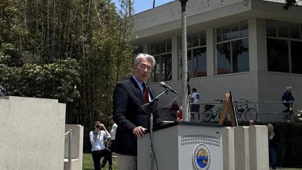 Asm. Muratsuchi at podium, speaking